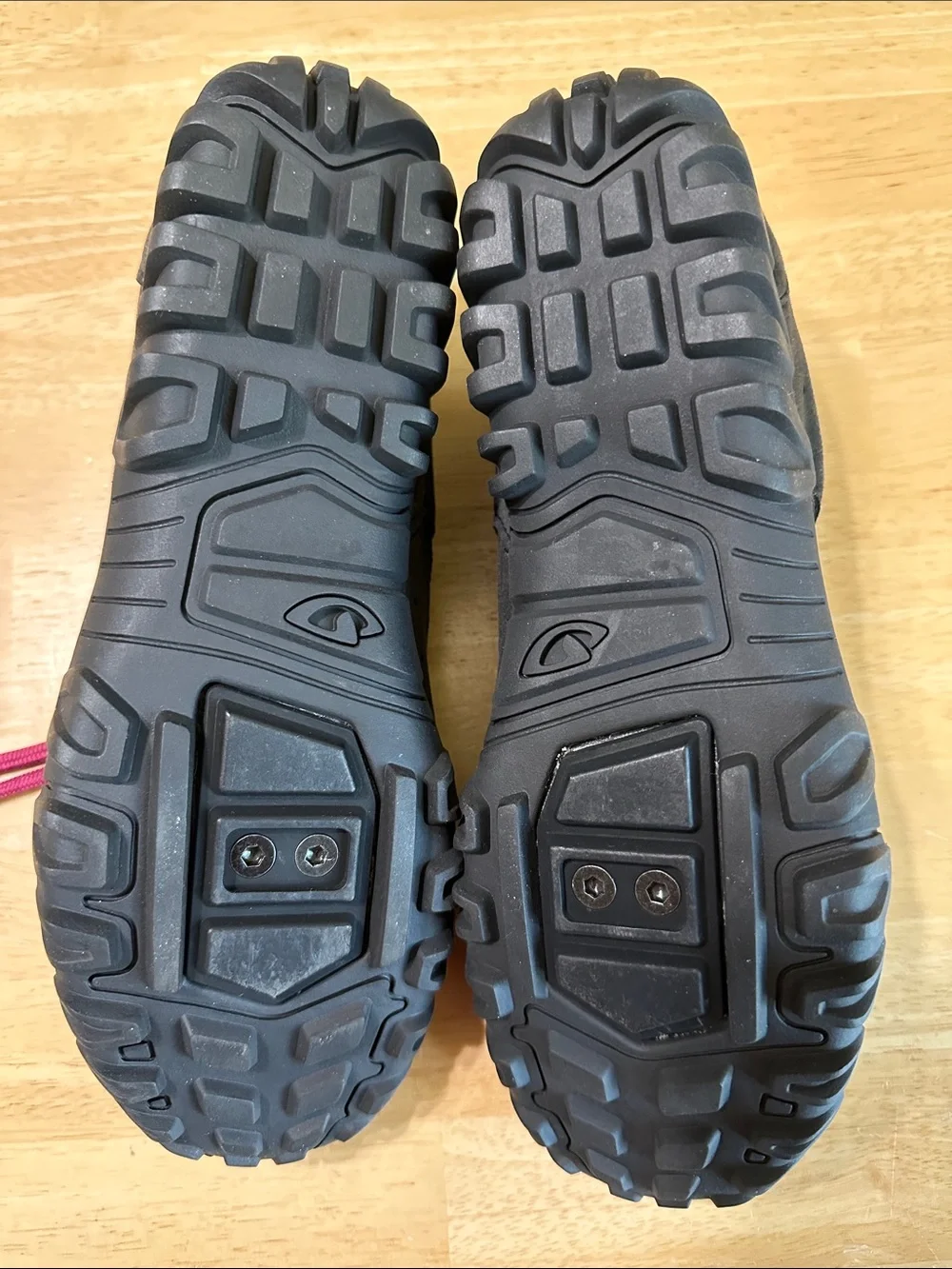 Giro Junction Women's Black Sneakers with Magenta Laces, size 8.5
